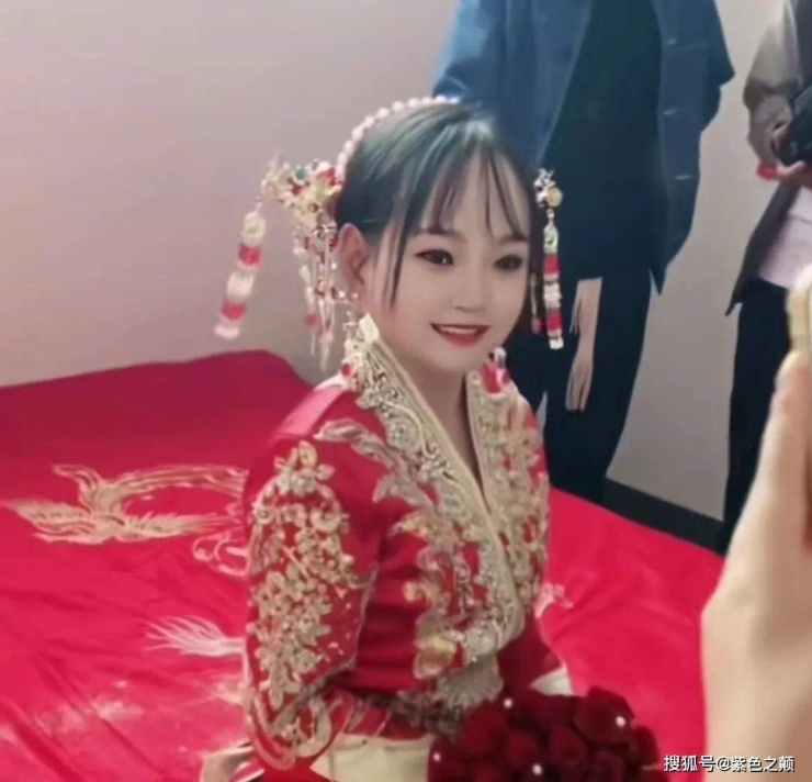 Cô dâu Trung Quốc bị nghi là tảo hôn khi trông như thiếu nữ 13, lộ tuổi thật gây ngỡ ngàng - 1