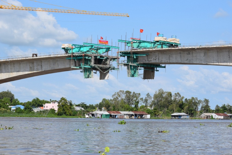 Cầu Châu Đốc hiện đang vượt tiến độ 30%, dự kiến sẽ hợp long vào tháng 12/2023. Ảnh: PV.