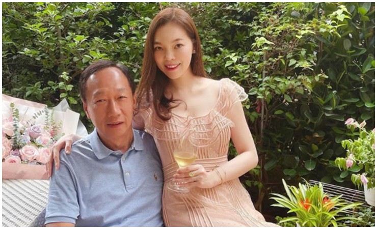 Terry Gou (73 tuổi), tỷ phú người Trung Quốc từng gây chú ý khi kết hôn với người vợ kém 24 tuổi.
