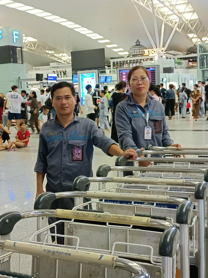 Anh Trần Xuân Thăng - người đã phát hiện ra chiếc túi bỏ quên và xử lý đúng quy trình. Trong ảnh, người đứng sau anh Thăng là chị Thuý, đồng nghiệp của anh cũng đã có hành động đẹp giúp 1 hành khách tìm lại chiếc túi hàng hiệu có chứa 200 triệu đồng cuối tháng 9 vừa rồi. Ảnh: NIA