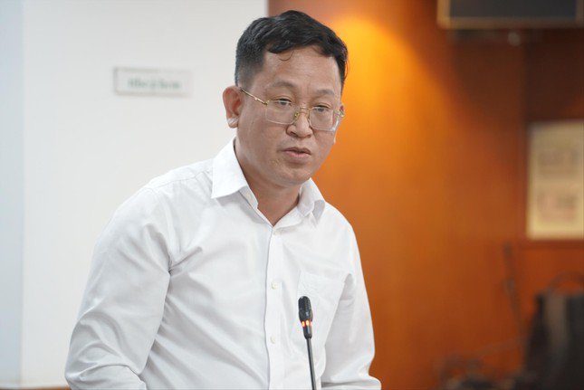 Ông Trần Quốc Trung, Phó trưởng Ban An ninh Nội chính Thành ủy TPHCM thông tin tại buổi họp báo. ảnh: Vân Sơn