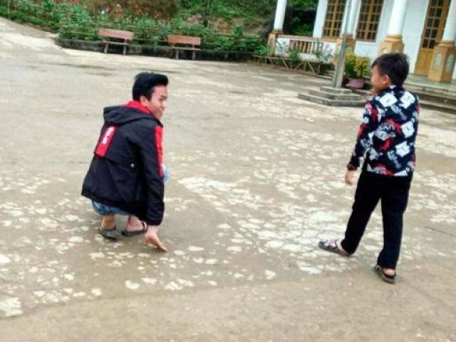 Gương sáng cậu học trò Mông dùng tay thay chân tới trường học chữ