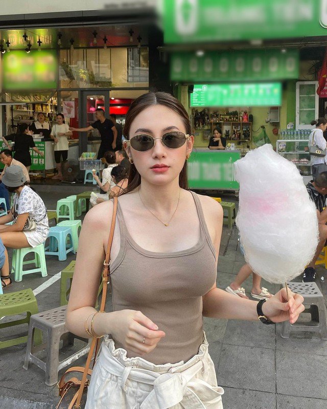 “Đệ nhất hot girl Lào” tạo dáng nổi bật trên đường phố Hà Nội - 1