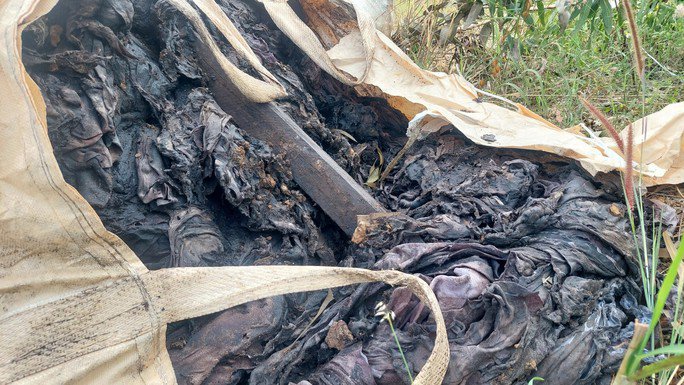 Bên trong chứa những mảnh vải kèm chất màu đen kịt