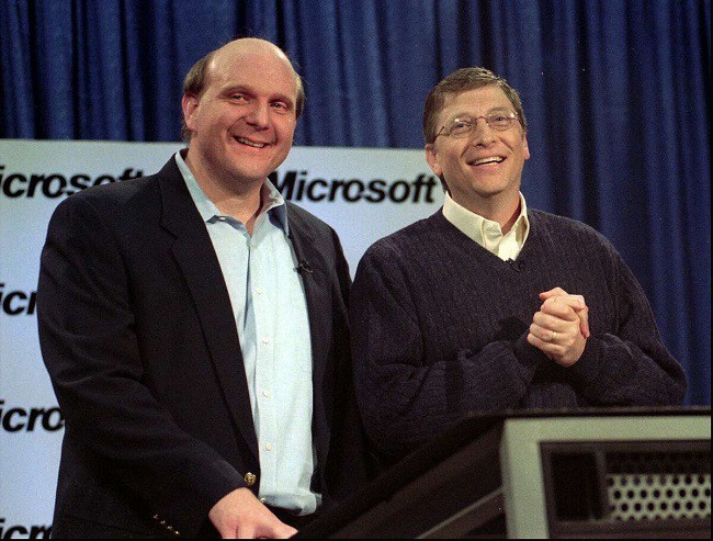 Ông Steve Ballmer gia nhập Microsoft năm 1980 với vai trò trợ lý của Chủ tịch Bill Gates dù ông đóng vai trò giám đốc kinh doanh hơn một trợ lý riêng.
