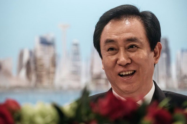 Theo Bloomberg, giá trị tài sản ròng của Hui Ka Yan (Hứa Gia Ấn)- nhà sáng lập kiêm Chủ tịch Công ty phát triển bất động sản Trung Quốc Evergrande hiện giờ là 979 triệu USD.
