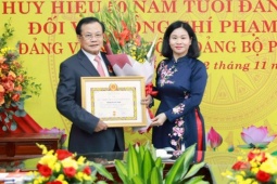 Tin tức trong ngày - Trao tặng huy hiệu 50 năm tuổi Đảng tới nguyên Bí thư Hà Nội Phạm Quang Nghị