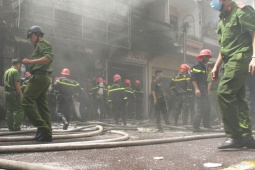 Tin tức trong ngày - 140 cán bộ chiến sĩ chữa đám cháy đỏ rực góc phố ở Quy Nhơn