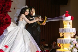 Đời sống Showbiz - Đám cưới hot nhất làng Esports: Cô dâu streamer mặc váy trăm triệu, cắt bánh bằng kiếm