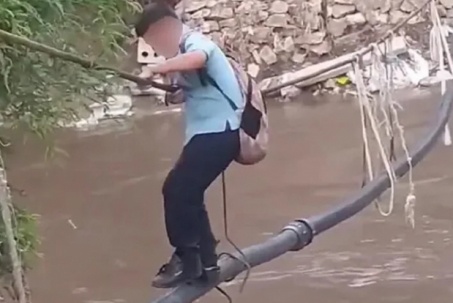 Xót lòng cảnh học sinh "liều mạng" đi cầu dây bắc qua sông cá sấu để tới trường mỗi ngày