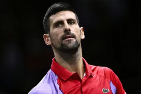 Djokovic gặp "bệnh khó chịu" ở Paris Masters, phá kỷ lục của Nadal