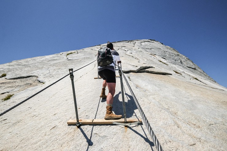 Không nên đánh giá thấp sự nguy hiểm khi leo qua phần cáp Half Dome, bởi có người đã từng bị ngã xuống từ đây.&nbsp;
