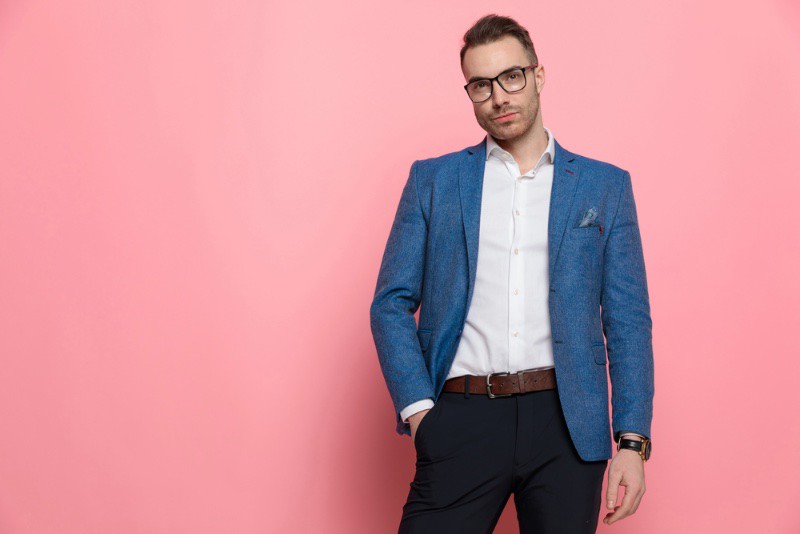 Gây ấn tượng với trang phục công sở cổ điển thường ngày của bạn bằng cách thêm một chiếc túi vuông.