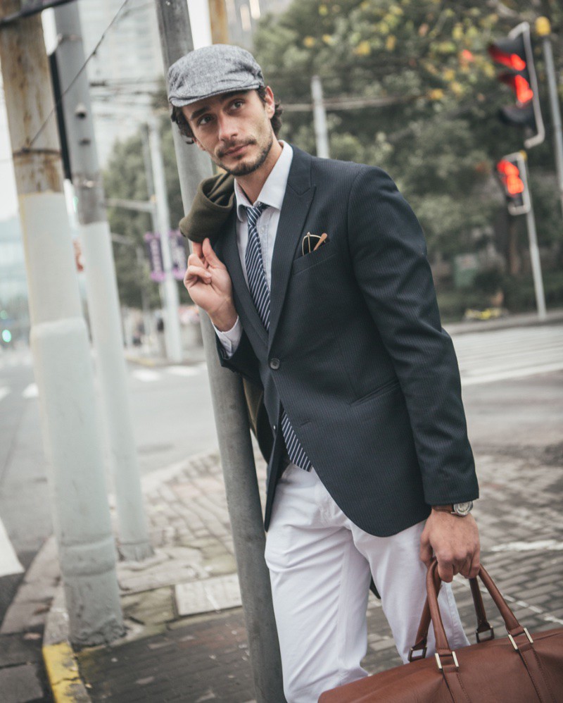Đối với những người đàn ông cực kỳ sang trọng, bạn có thể thêm một chiếc mũ vào trang phục công sở thường ngày của mình. 
