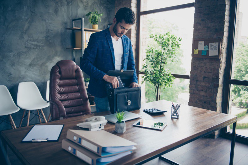 Đừng quên túi đi làm khi xem xét trang phục của bạn. 