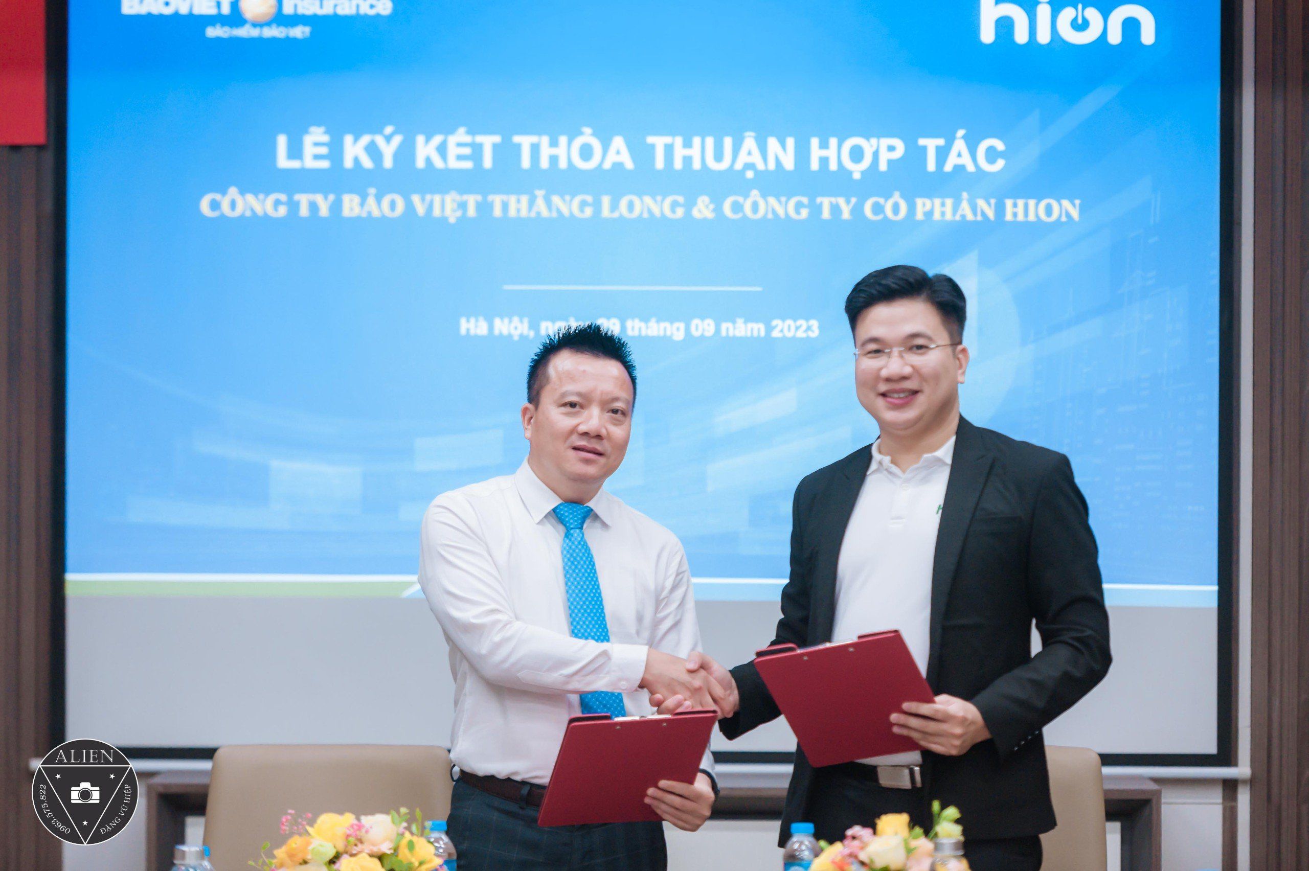 Giám đốc Công ty Bảo hiểm Bảo Việt Thăng Long - Ông Nguyễn Văn Huy và CEO HION - Ông Tào Quang Hiển trong Lễ ký kết