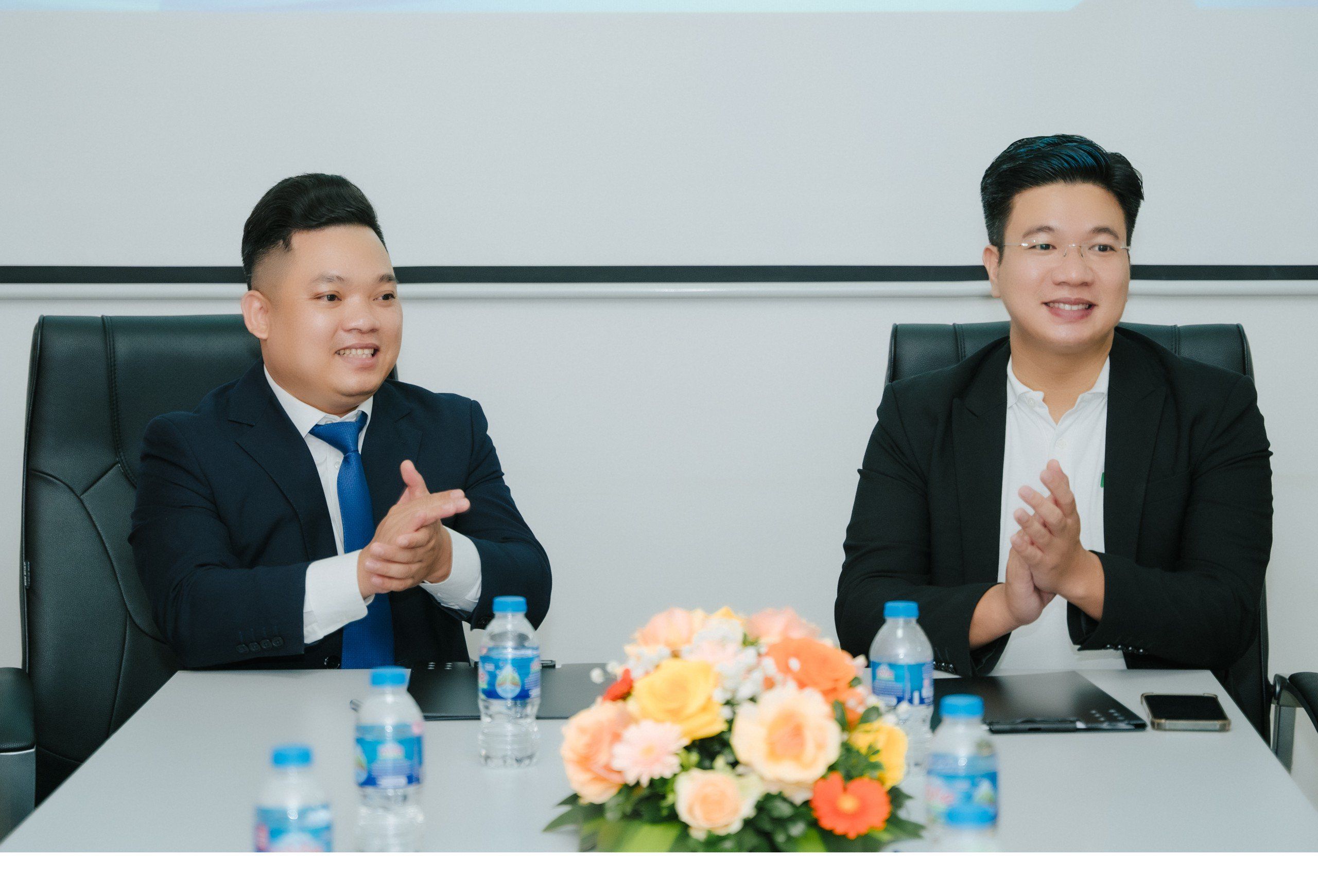 Giám đốc Công ty Bảo hiểm BSH Âu Lạc - Ông Nguyễn Hữu Nguyện và CEO HION - Ông Tào Quang Hiển trong Lễ ký kết