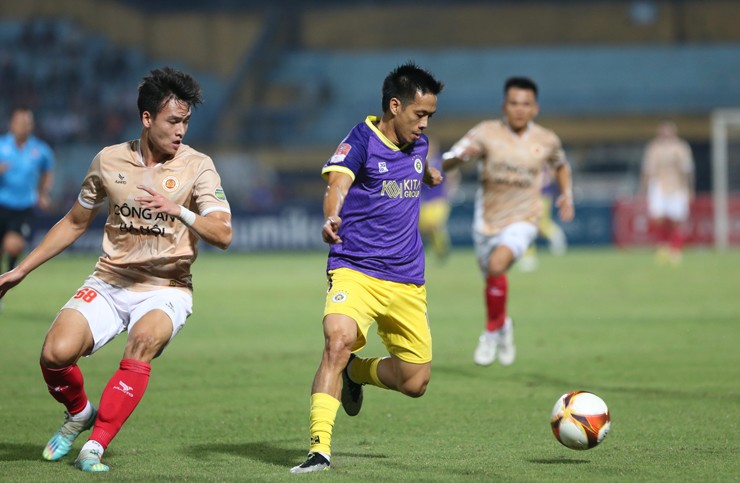 Văn Quyết (áo xanh) và các đồng đội nhận trận thua thứ 5 liên tiếp ở mùa giải mới (tính cả C1 châu Á và V-League)