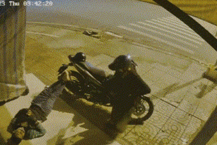 Pháp luật - CLIP: "Tuyệt chiêu" khều người của một phụ nữ đối với tài xế ngủ trên vỉa hè