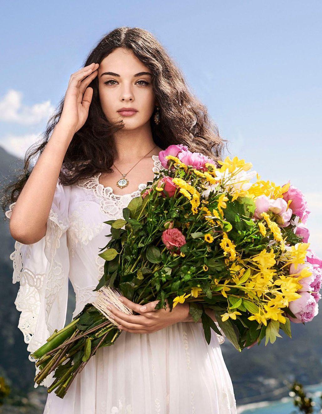 "Thiếu nữ đẹp nhất nước Ý" tròn 19 tuổi mê kiểu mặc phóng khoáng - 2