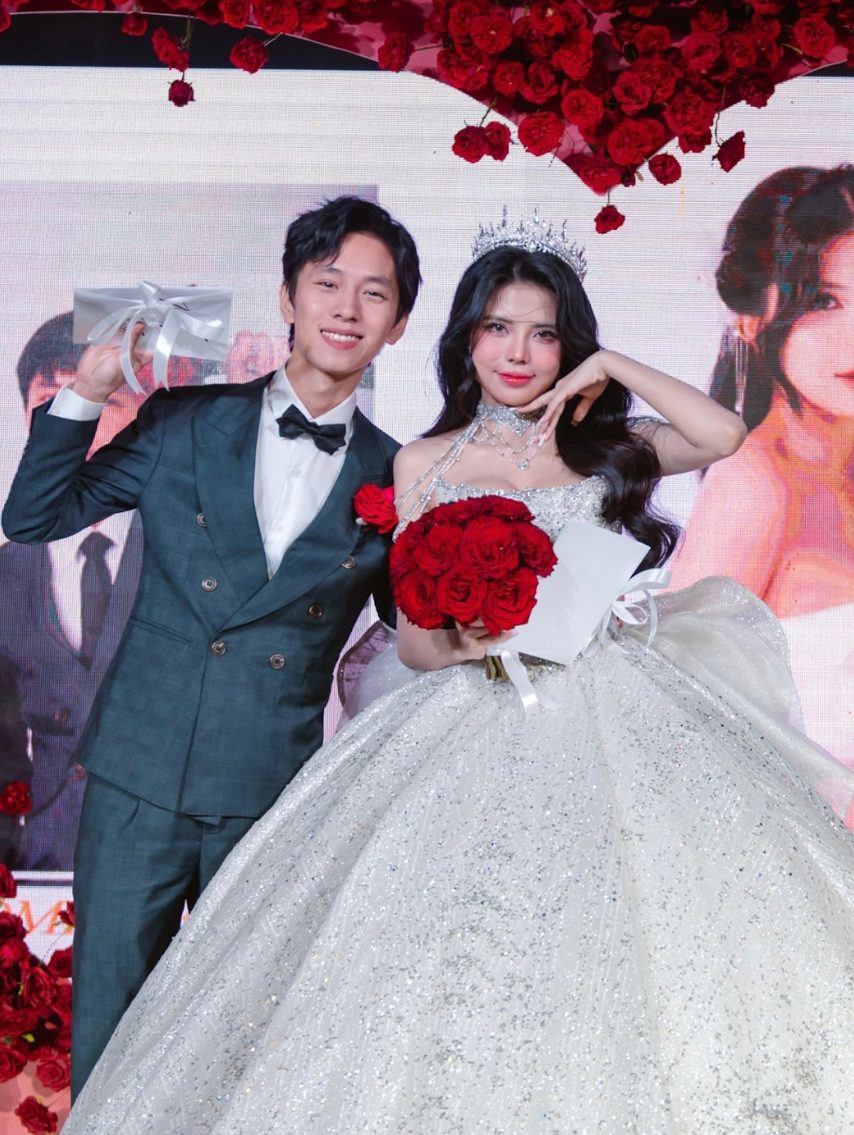 Đám cưới hot nhất làng Esports: Cô dâu streamer mặc váy trăm triệu, cắt bánh bằng kiếm - 1