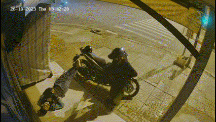 Người phụ nữ "khều" chân tài xế xe ôm trước khi ra tay lấy trộm điện thoại.