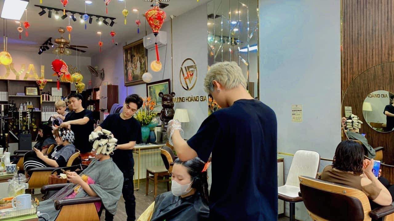 Một góc tấp nập hàng ngày của salon Vương Hoàng Gia
