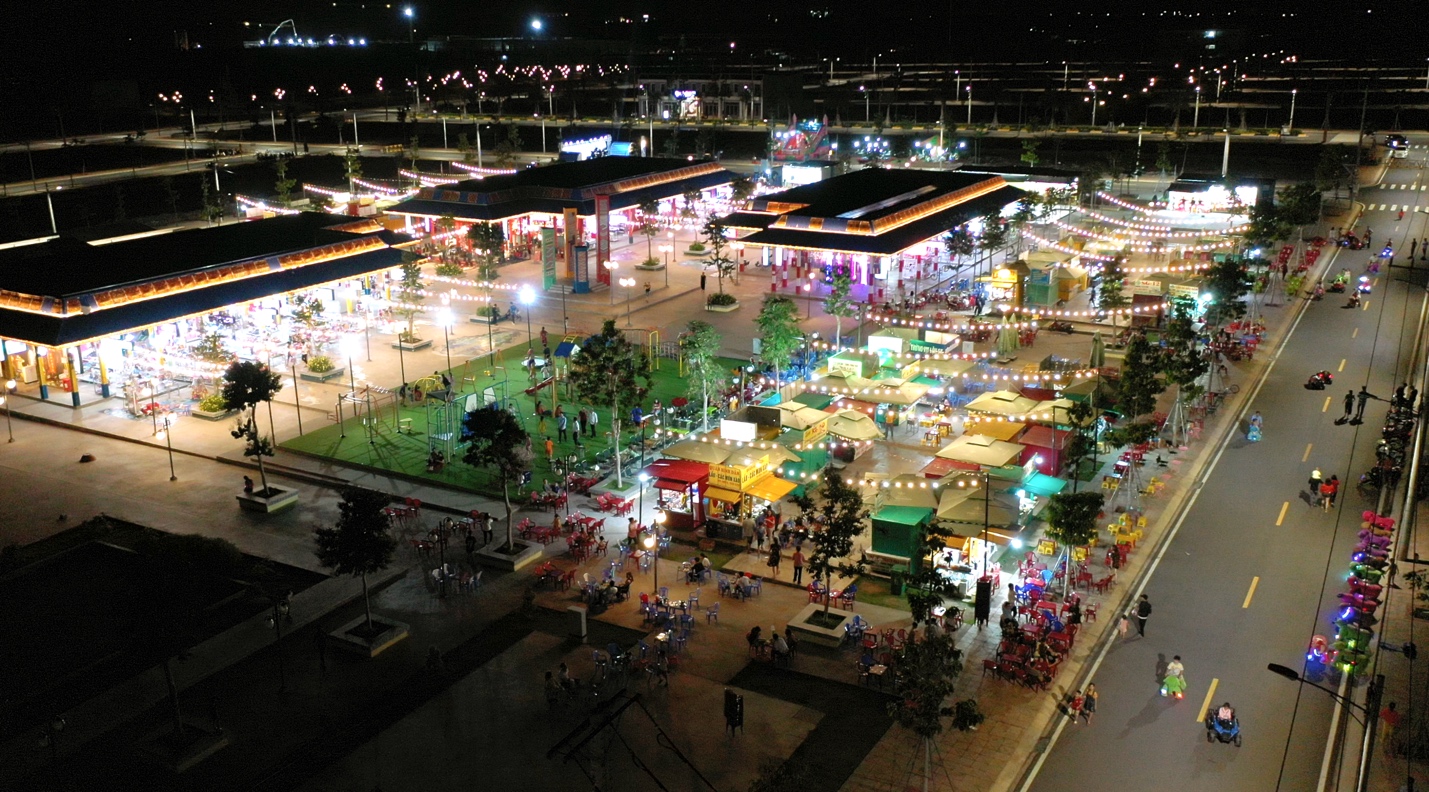 Nhiều địa điểm vui chơi, giải trí, thương mại điểm thêm sự sôi động cho thành phố trẻẢnh: khu chợ đêm Phú Thiên Kim