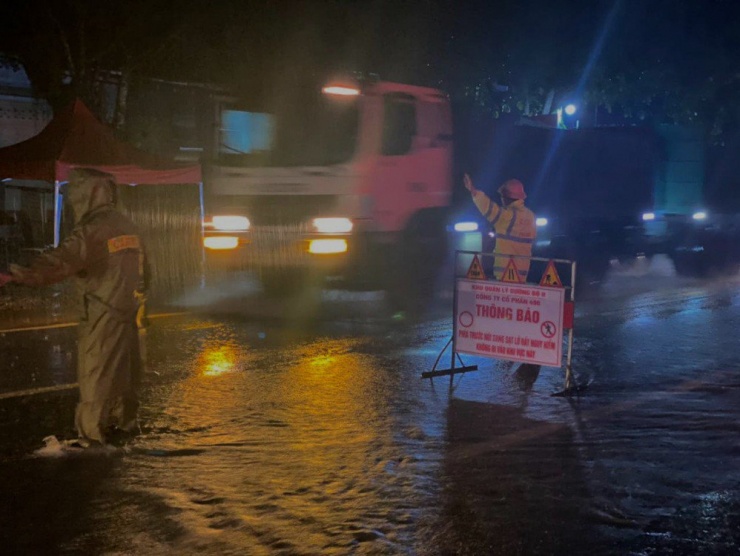 Lực lượng CSGT xuyên đêm chốt chặn tại điểm đường ngập lụt để đảm bảo an toàn cho người và phương tiện lưu thông qua tuyến.