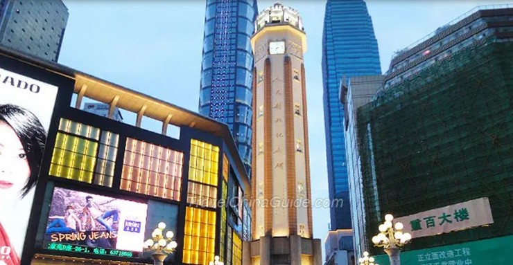 Khu Trung tâm thương mại Jiefangbei: Đây là một địa điểm không thể bỏ qua ở Trùng Khánh, là phố đi bộ thịnh vượng nhất của thành phố, nhộn nhịp nhất là khu vực đài tưởng niệm Giải phóng Nhân dân cùng đường Minquan, đường Minzu và đường Zourong. Với những tòa nhà chọc trời và trung tâm mua sắm, Jiefangbei  là nơi bạn có thể mua những món đồ thời thượng nhất trên thế giới.

