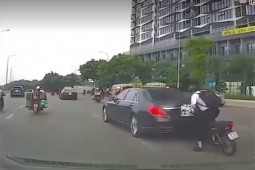 Clip: Tránh tông cô gái chạy xe máy, xe Mercedes liền gặp họa