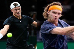 Đứng hình pha bóng tennis: Rune tái hiện siêu tuyệt kĩ Federer, Rublev ghi điểm khó