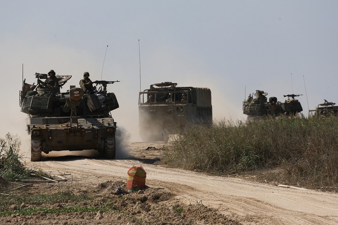 Binh lính Israel tập kết gần biên giới với Dải Gaza hôm 3-11 Ảnh: REUTERS