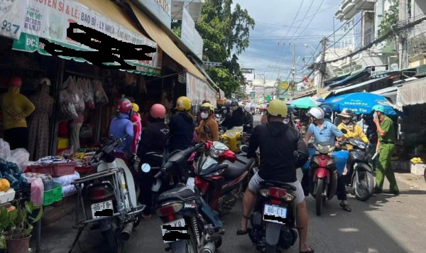 Người dân tụ tập trước nhà của chủ hụi ở Phan Thiết (Bình Thuận) sau khi nghe tin chủ hụi ôm tiền tỷ bỏ trốn mấy ngày qua