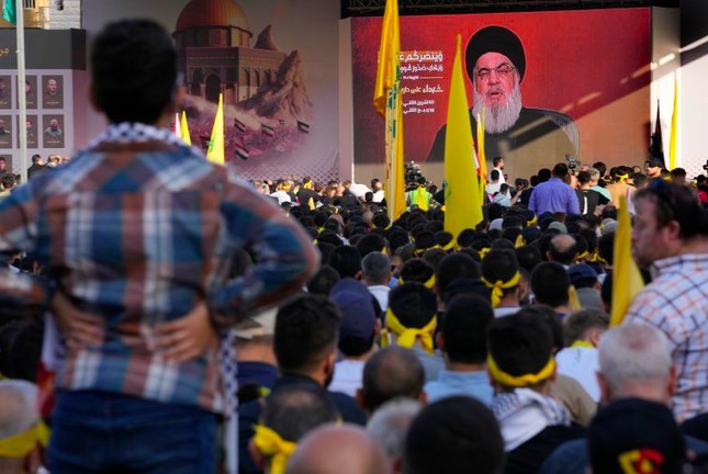 Người Li-băng chăm chú nghe bài phát biểu của lãnh đạo Hezbollah Syed Hassan Nasrallah ngày 3/11. (Ảnh: AP)