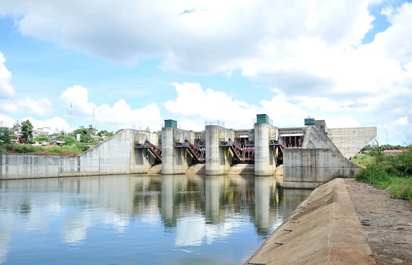 Sau hơn 3 năm thi công, Dự án hồ thuỷ lợi Ea Tam mới chỉ xây dựng gần xong hệ thống tràn xả lũ.