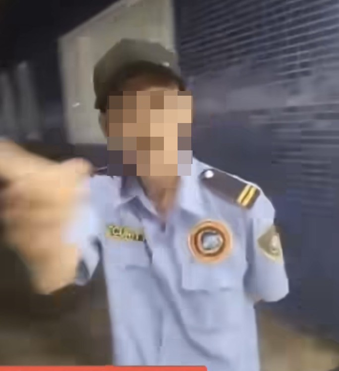 Bảo vệ Bệnh viện Đa khoa tỉnh Bình Phước bị tài xế xe cứu thương tố ngăn cản không cho chạy xe vào bệnh viện chở bệnh nhân - ảnh cắt từ clip