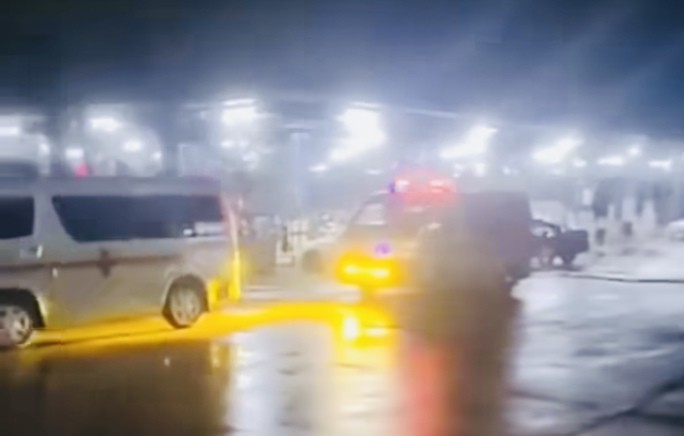 Tài xế còn livestream tố xe cứu thương của anh bị đuổi đi, trong khi xe cứu thương khác vẫn được dừng đậu bình thường. Ảnh cắt từ clip