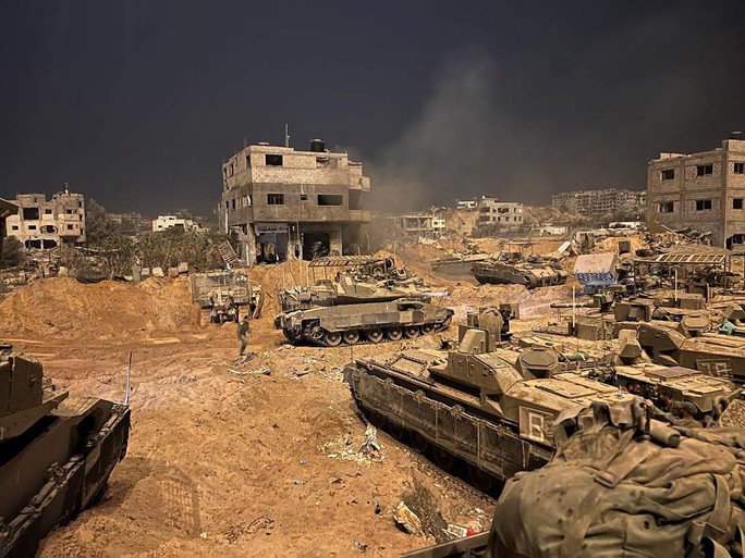 Phương tiện thiết giáp của Lực lượng Phòng vệ Israel (IDF) trong một chiến dịch trên mặt đất ở Gaza hôm 1-11. Ảnh: Reuters