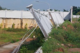 Tin tức trong ngày - Cận cảnh bệnh viện nghìn tỷ đồng sắp hoạt động thì tường bao đổ sập