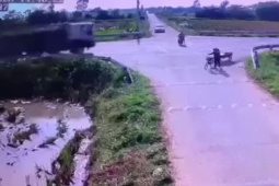 Tin tức trong ngày - Clip: Chạy xe như chốn không người, xe tải tông kinh hoàng xe máy