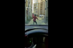 Phi thường - kỳ quặc - Nhất quyết không nhường đường mặc tài xế bấm còi, người phụ nữ vẫn ung dung tập thái cực quyền