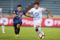 Bóng đá - Hồng Duy xin lỗi sau hành động “lạ” với HLV của Nam Định