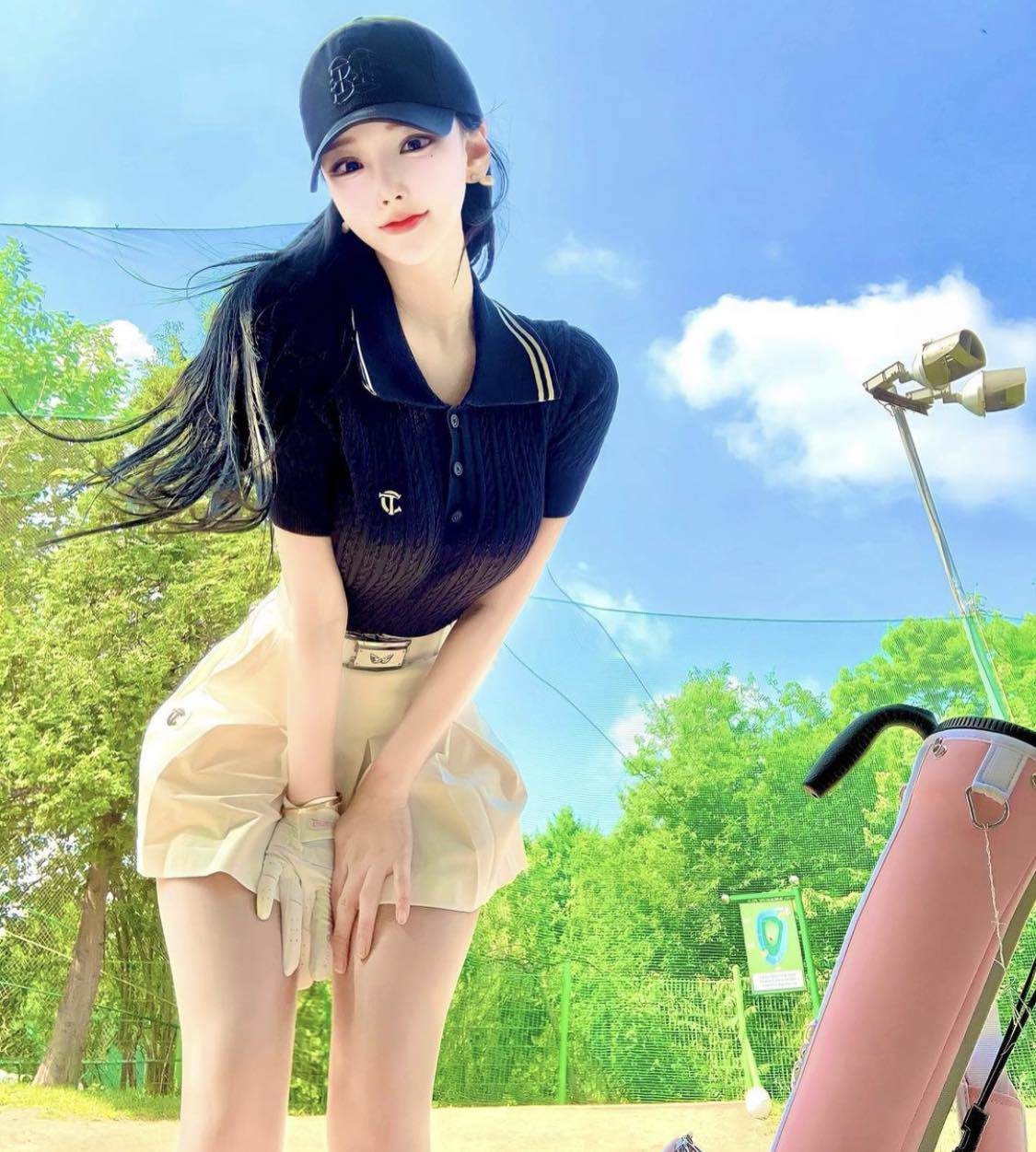 Seo Yoo A nhiều lần phải dùng tay che chắn khi mặc váy ngắn ra sân golf.