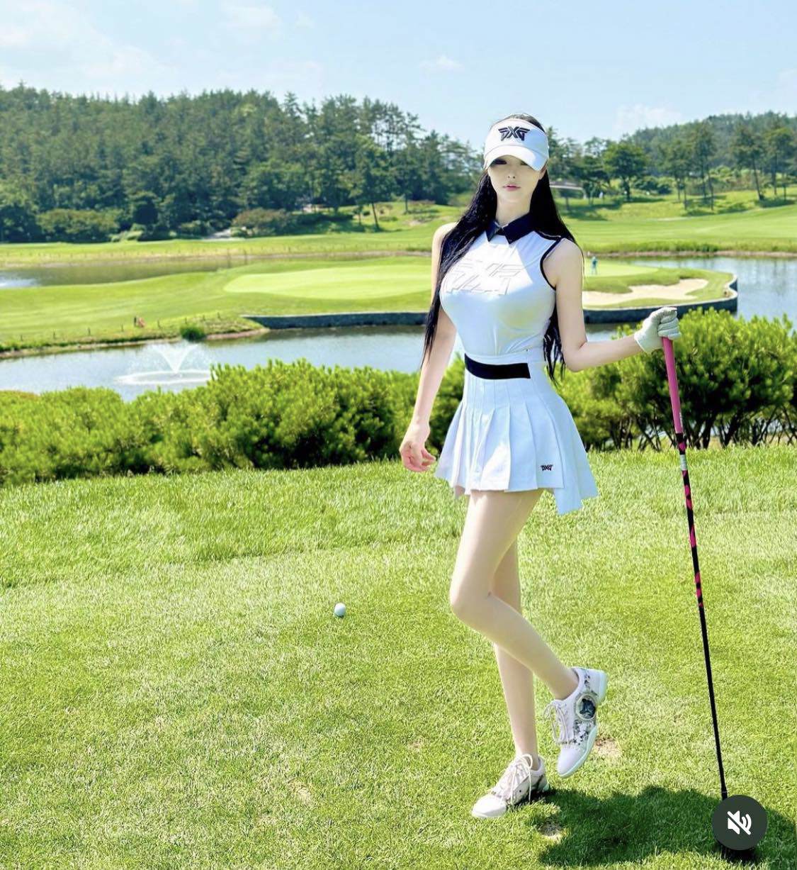 "Hot girl dược sĩ" diện váy ngắn đi đánh golf gây chú ý - 1