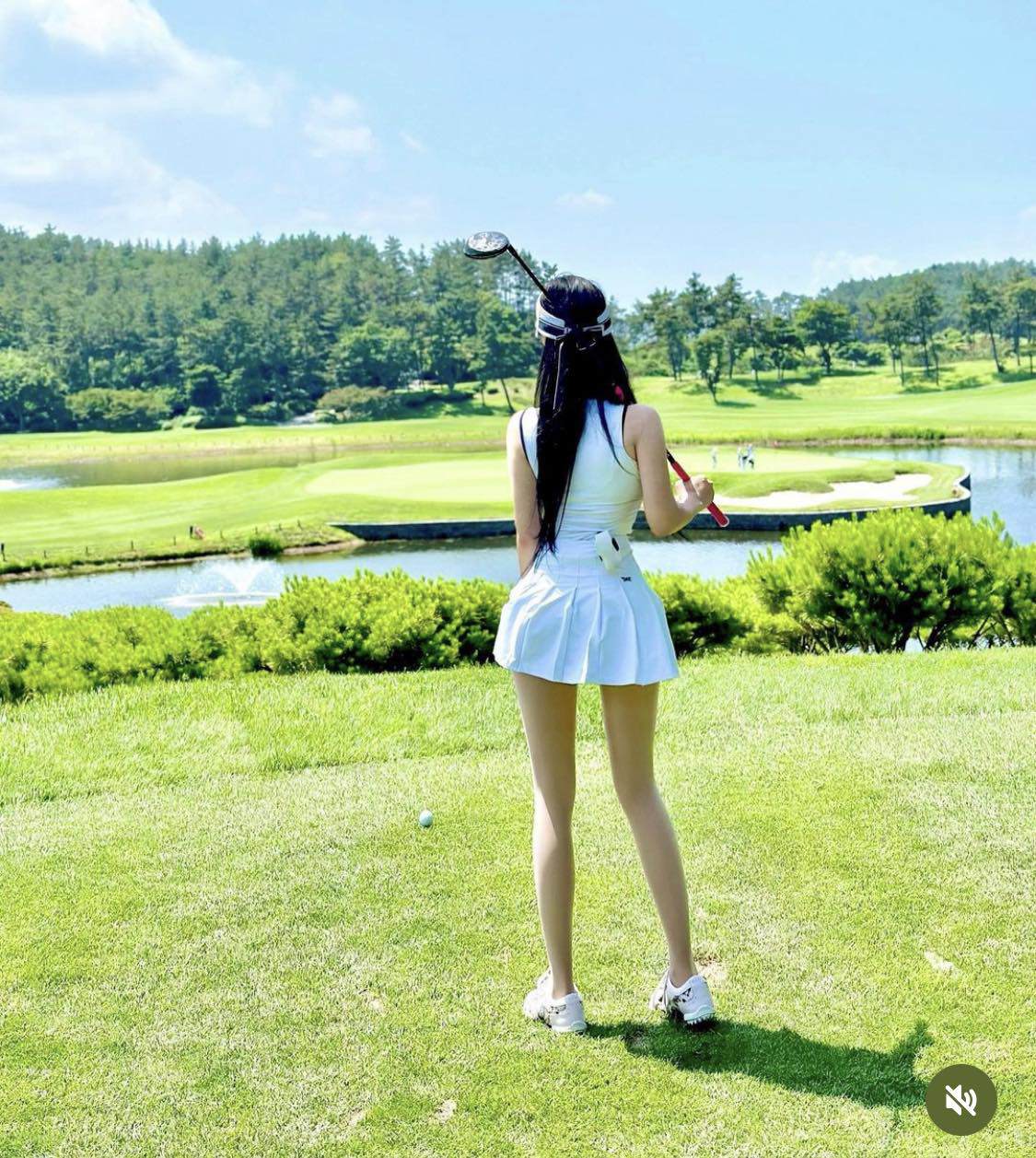 "Hot girl dược sĩ" diện váy ngắn đi đánh golf gây chú ý - 3