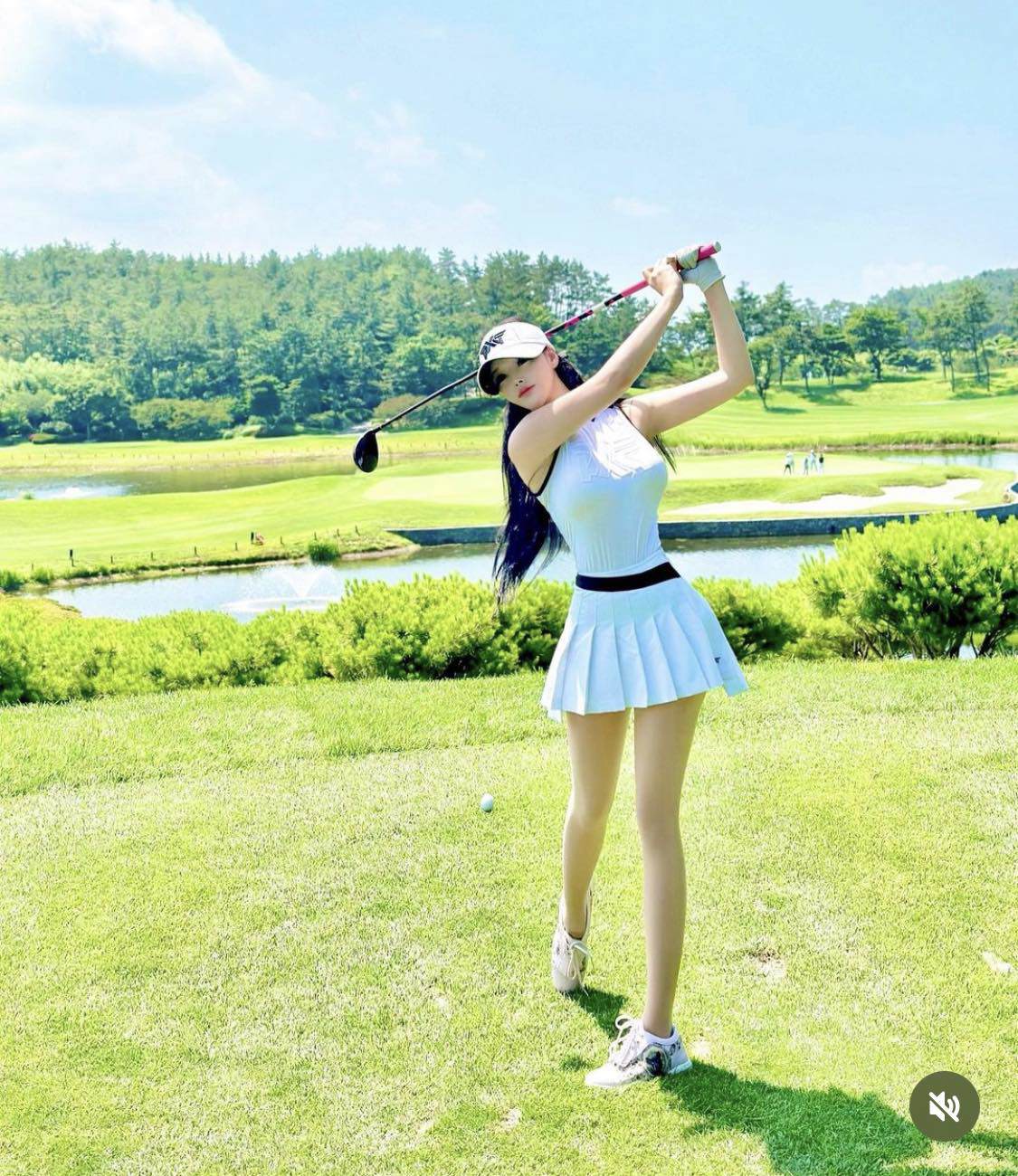 Chân váy siêu ngắn được Seo Yoo A thường xuyên diện đi đánh golf.