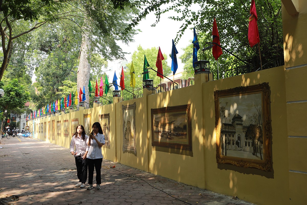 Để kỷ niệm 50 năm thành lập trường THPT Phan Đình Phùng (quận Hoàn Kiếm, Hà Nội), bức tường rào mặt phố cùng tên được vẽ tranh bích họa 3D thay thế những bức tranh&nbsp;2D cũ&nbsp;đã vẽ&nbsp;cách đây 5 năm.