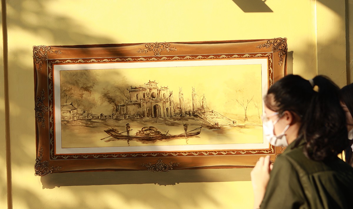 Nhờ trí tưởng tượng, óc quan sát sáng tạo, bàn tay khéo léo, tài hoa của&nbsp;người nghệ sĩ,&nbsp;những bức tường rêu phong, cũ kĩ nay được khoác lên mình "tấm áo mới" sinh động,&nbsp;mang dáng hình của&nbsp;Hà Nội xưa.