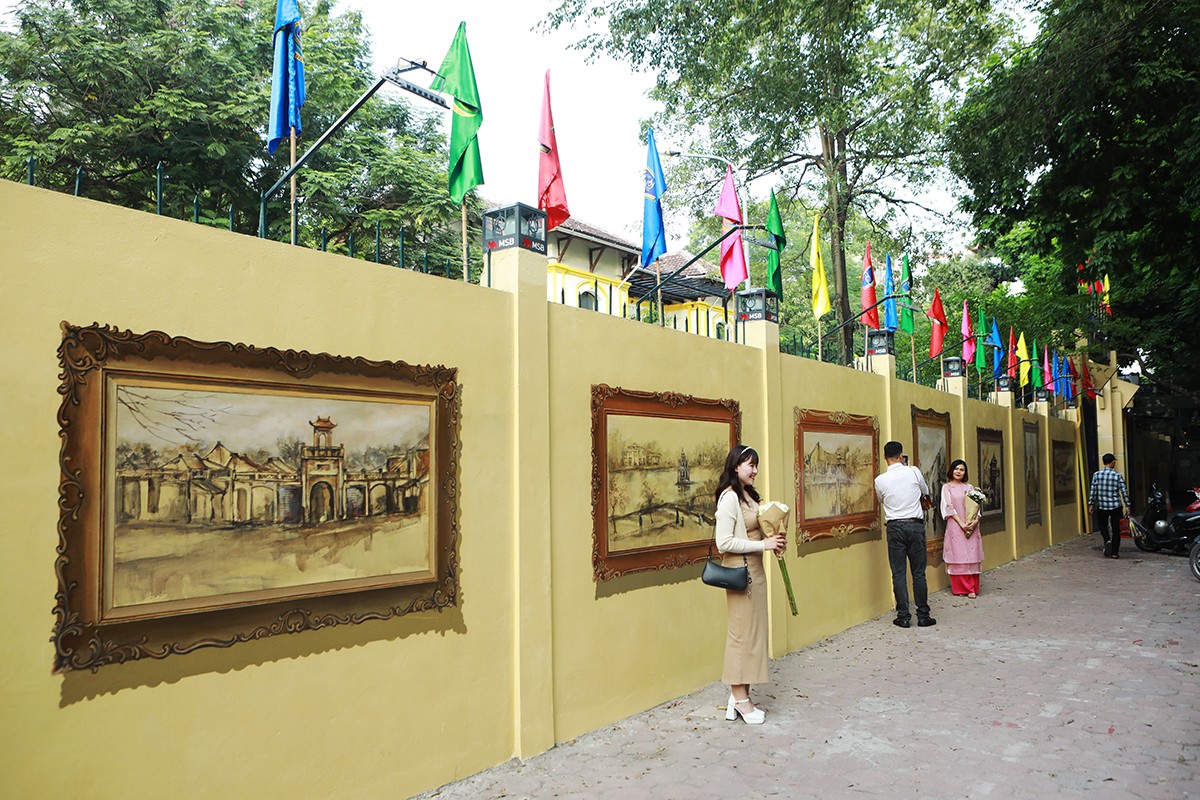 Những hình ảnh Hà Nội xưa và sự phát triển của trường Phan Đình Phùng được các họa sĩ tái hiện rất đẹp mắt. Những bức tranh này do 4 họa&nbsp;sĩ -&nbsp;cựu học sinh trường Phan Đình Phùng vẽ tặng nhà trường nhân kỷ niệm 50 năm ngày thành lập trường.